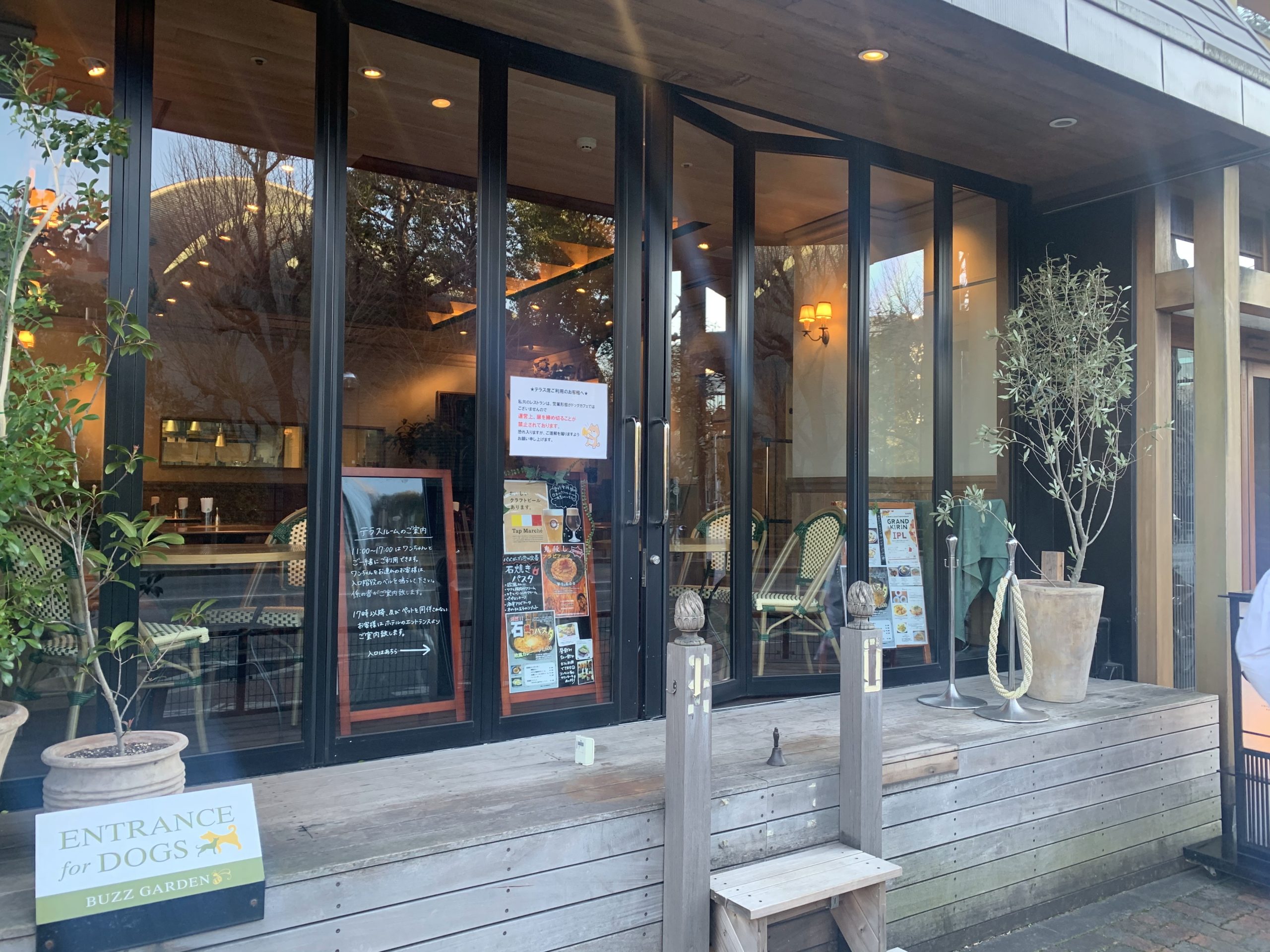 上野のおしゃれなカフェレストラン「BUZZ GARDEN」で一息！のアイキャッチ画像